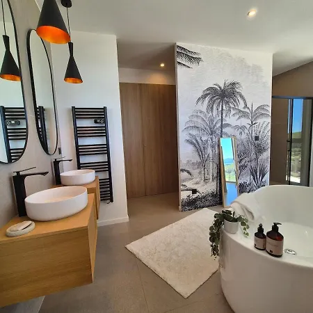 Philomene - Piscine - Jacuzzi- Vue *